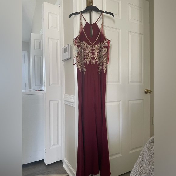 Long burgundy dress - Picture 3 of 3